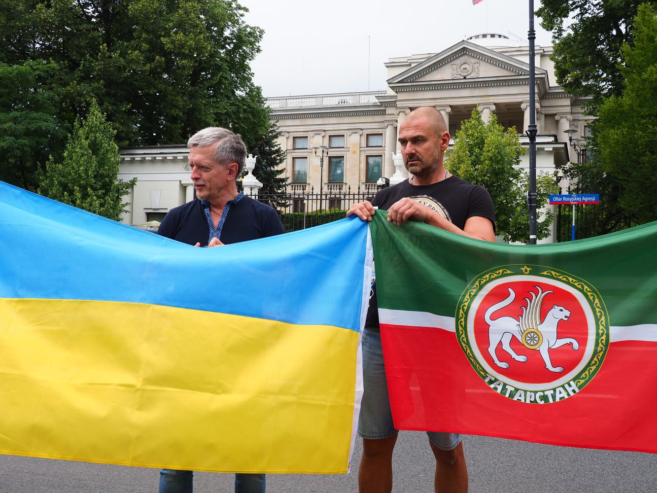 Участники пикета на фоне здания посольства РФ