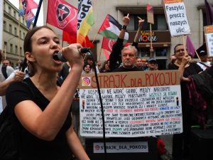 “Перестаньте пугать мигрантами!” — в центре Варшавы прошла контрманифестация в пику очередному маршу польских ультраправых