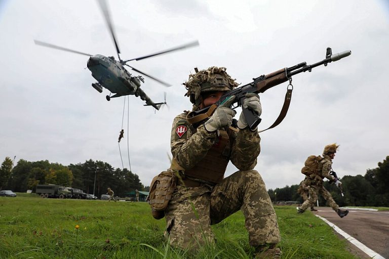 Ukrainian_Ground_Forces_fast_rope_at_Rapid_Trident_2021_(6849168)